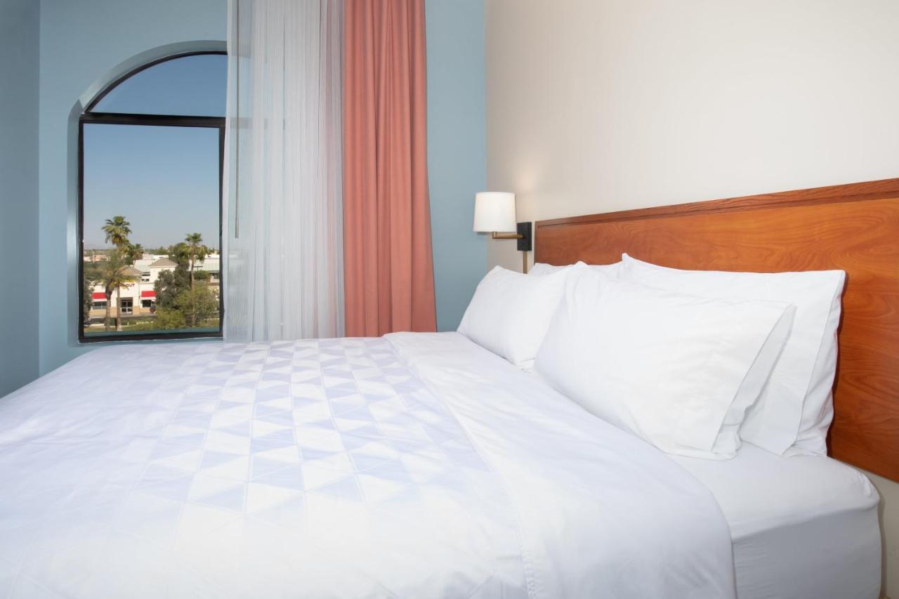 Holiday Inn & Suites Goodyear - West Phoenix Area By Ihg Экстерьер фото